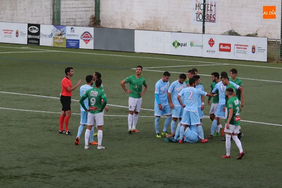 Foto 7 - El CD Guijuelo choca contra la apat&iacute;a del Coruxo (0-0)
