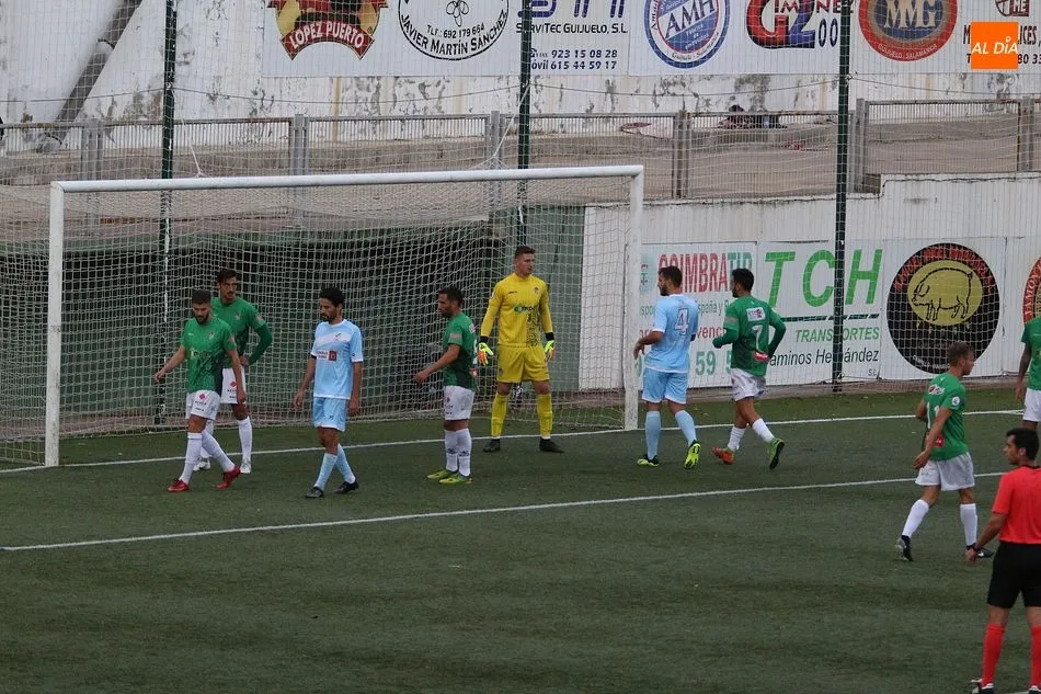 Foto 6 - El CD Guijuelo choca contra la apat&iacute;a del Coruxo (0-0)