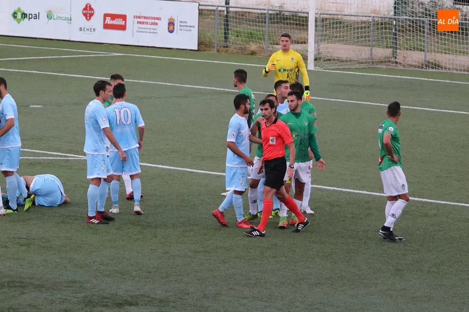 Foto 5 - El CD Guijuelo choca contra la apat&iacute;a del Coruxo (0-0)