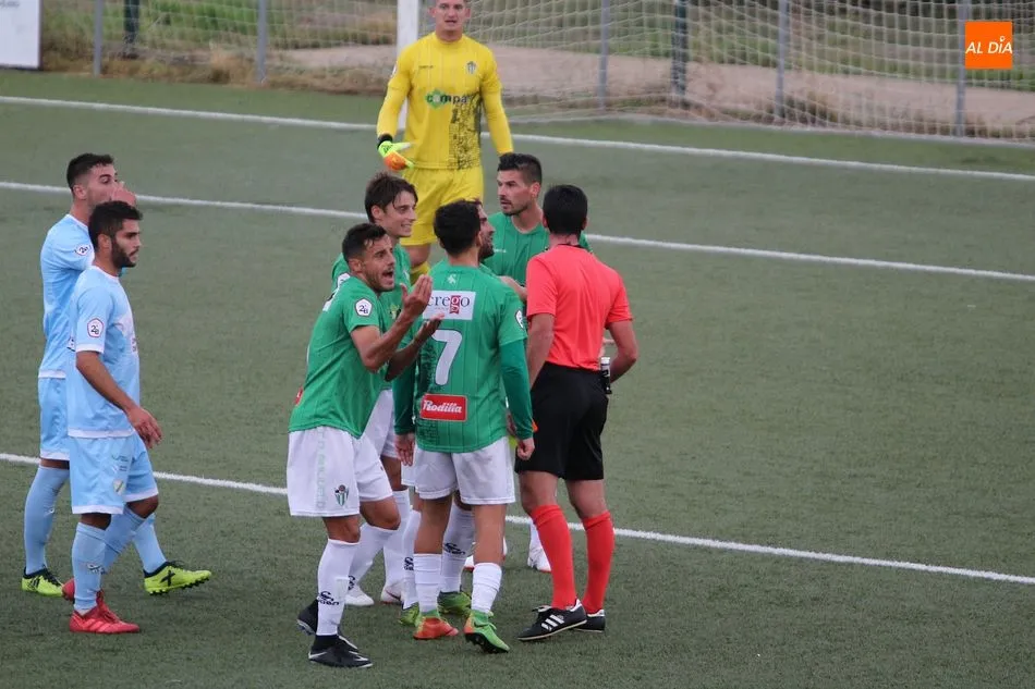 Foto 4 - El CD Guijuelo choca contra la apat&iacute;a del Coruxo (0-0)