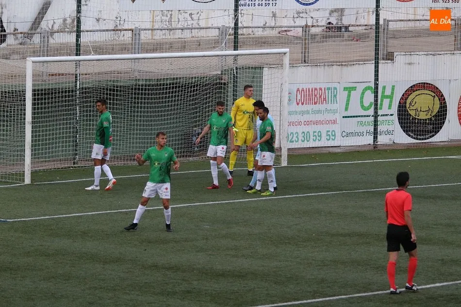 Foto 3 - El CD Guijuelo choca contra la apat&iacute;a del Coruxo (0-0)