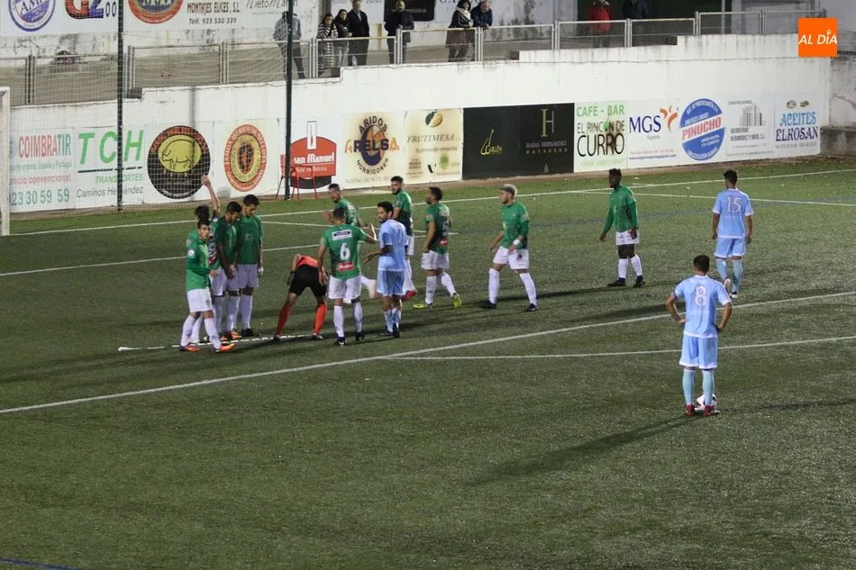 Foto 2 - El CD Guijuelo choca contra la apat&iacute;a del Coruxo (0-0)