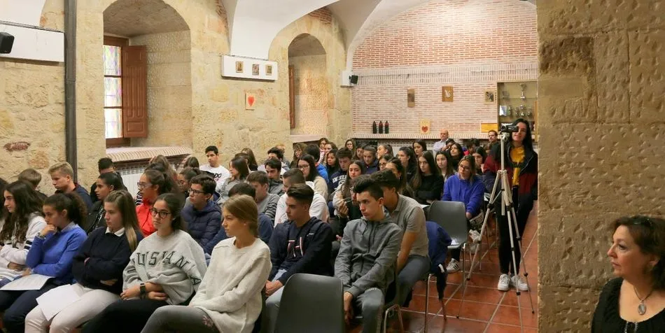 Foto 6 - Estudiantes de primero de Bachillerato se entusiasman con la poes&iacute;a  