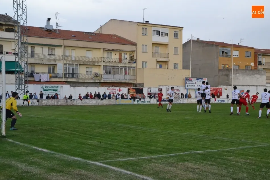 Foto 11 - Un golazo por toda la escuadra deja al Ciudad Rodrigo sin el triunfo ante su bestia negra  