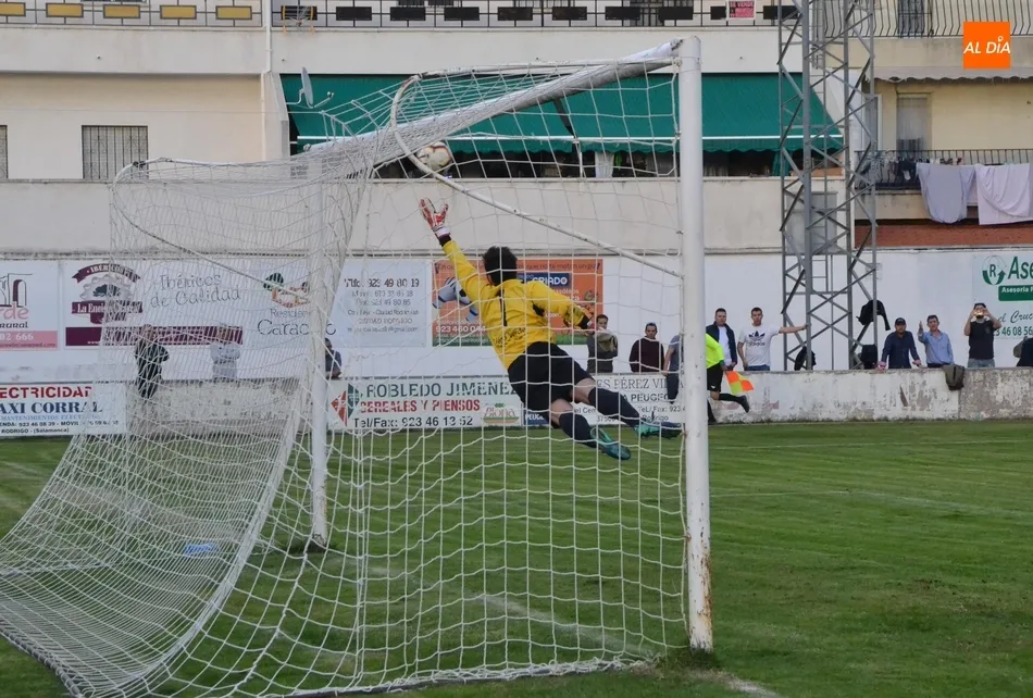 Foto 10 - Un golazo por toda la escuadra deja al Ciudad Rodrigo sin el triunfo ante su bestia negra  