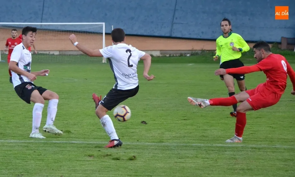 Foto 7 - Un golazo por toda la escuadra deja al Ciudad Rodrigo sin el triunfo ante su bestia negra  