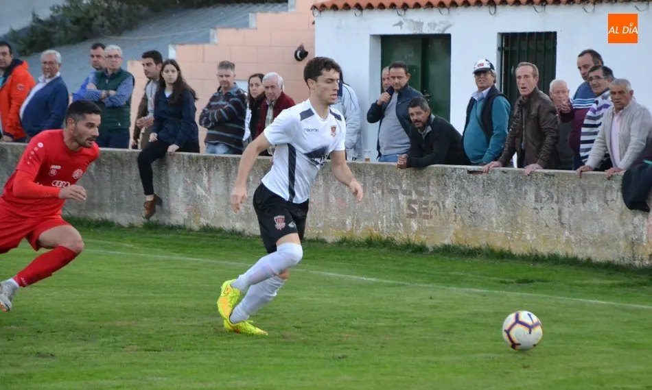 Foto 6 - Un golazo por toda la escuadra deja al Ciudad Rodrigo sin el triunfo ante su bestia negra  