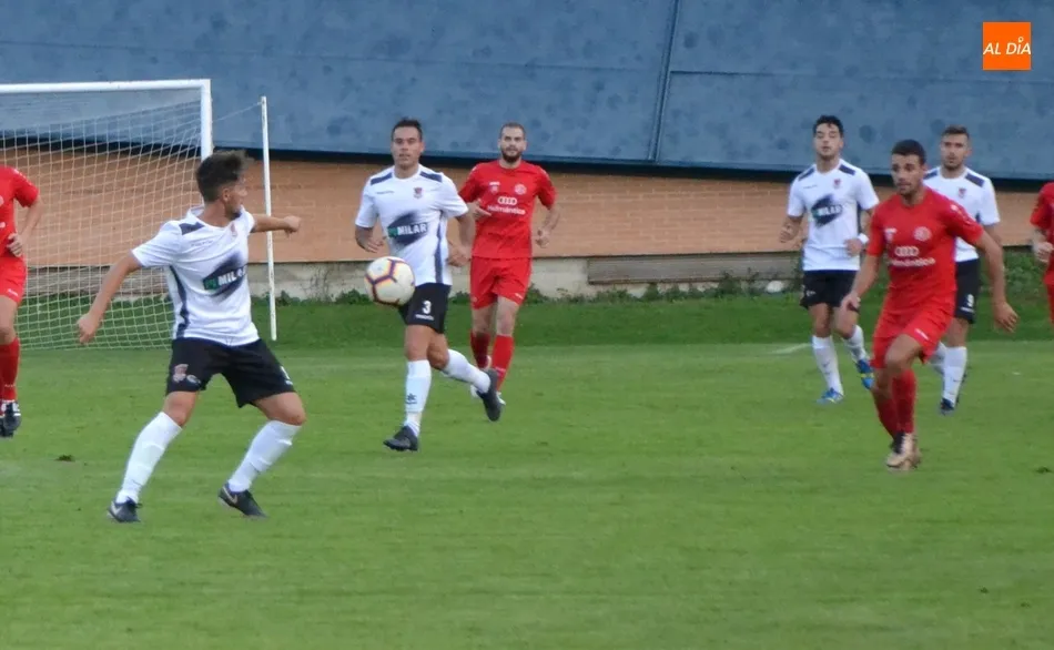 Foto 5 - Un golazo por toda la escuadra deja al Ciudad Rodrigo sin el triunfo ante su bestia negra  