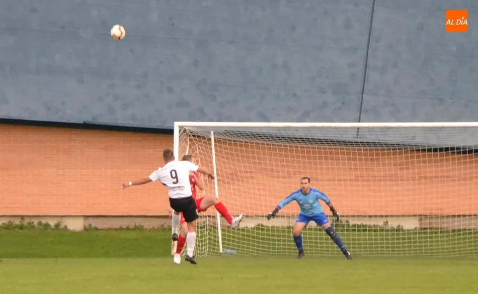 Foto 4 - Un golazo por toda la escuadra deja al Ciudad Rodrigo sin el triunfo ante su bestia negra  