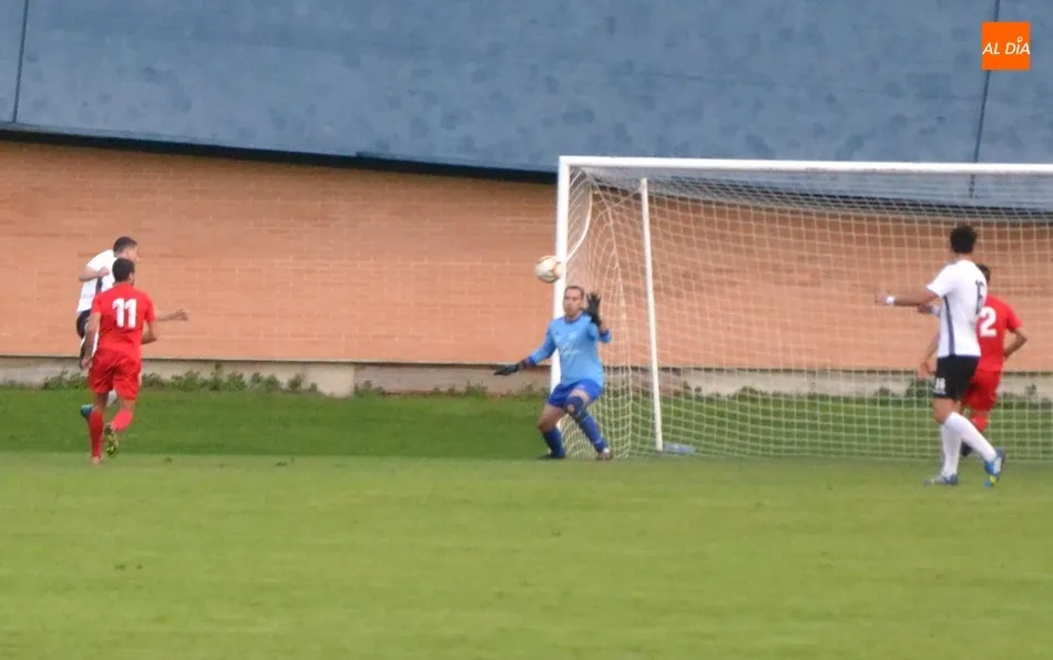 Foto 3 - Un golazo por toda la escuadra deja al Ciudad Rodrigo sin el triunfo ante su bestia negra  