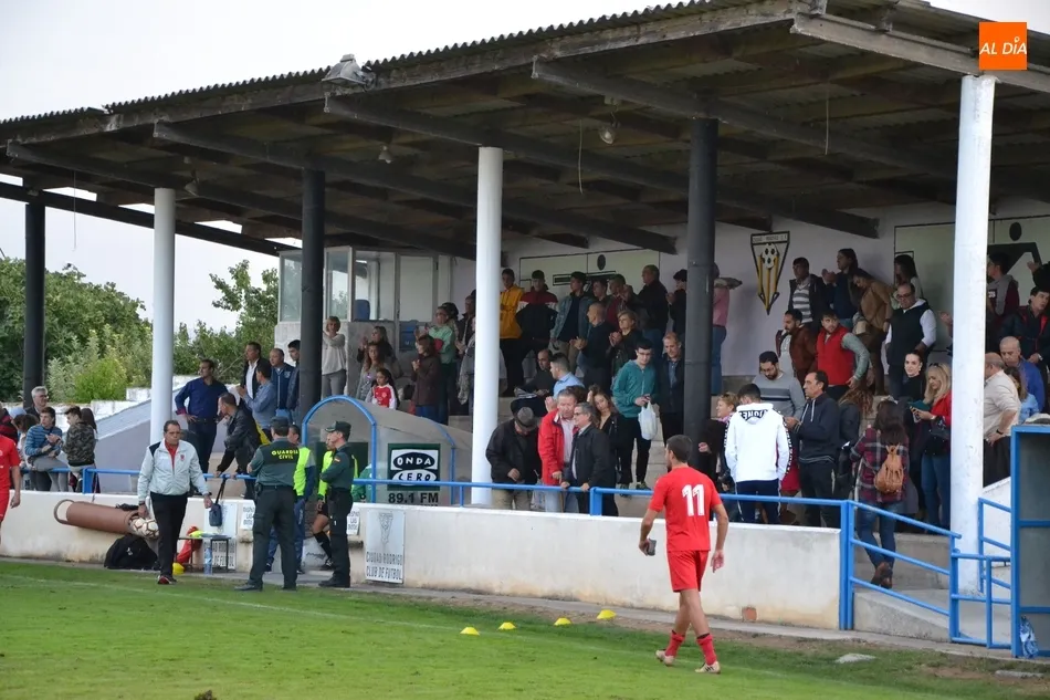 Foto 2 - Un golazo por toda la escuadra deja al Ciudad Rodrigo sin el triunfo ante su bestia negra  