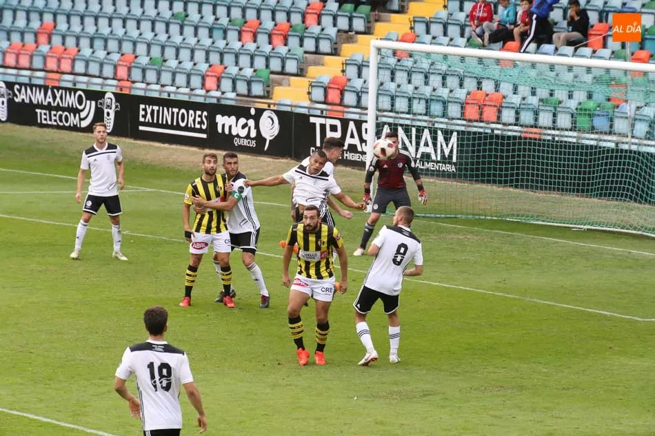 Foto 11 - El colista logra en el Helm&aacute;ntico su primera victoria liguera (0-1) y&nbsp;abre de nuevo la herida en...