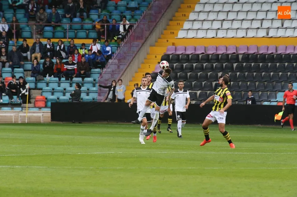 Foto 8 - El colista logra en el Helm&aacute;ntico su primera victoria liguera (0-1) y&nbsp;abre de nuevo la herida en...