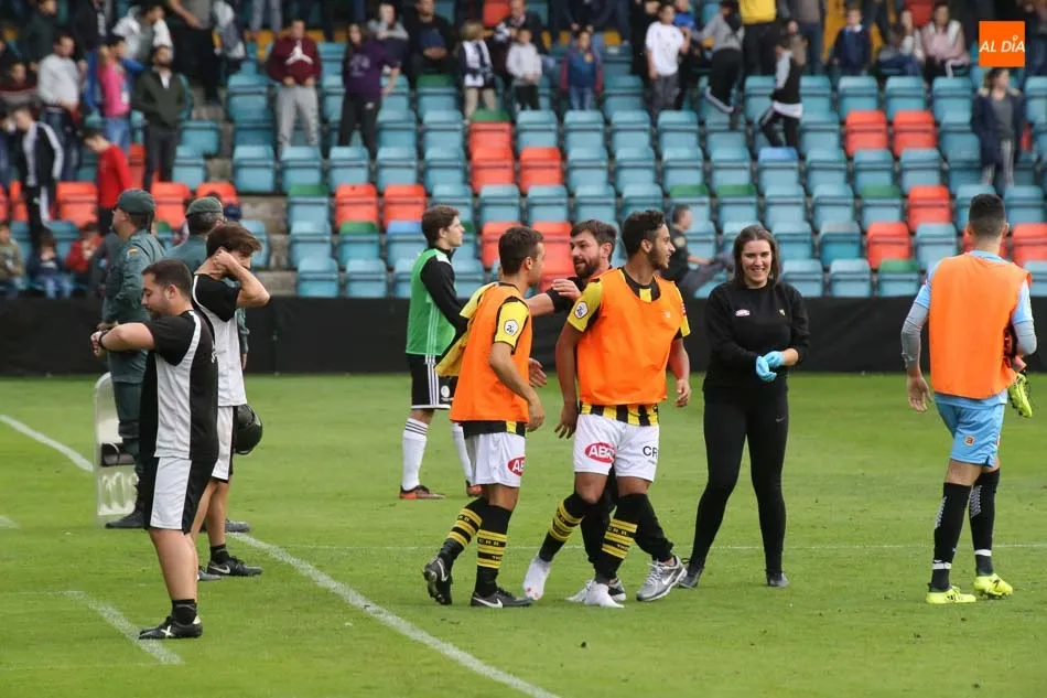 Foto 7 - El colista logra en el Helm&aacute;ntico su primera victoria liguera (0-1) y&nbsp;abre de nuevo la herida en...