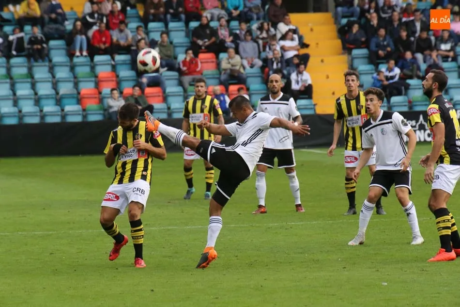 Foto 6 - El colista logra en el Helm&aacute;ntico su primera victoria liguera (0-1) y&nbsp;abre de nuevo la herida en...