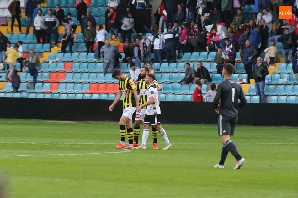 Foto 4 - El colista logra en el Helm&aacute;ntico su primera victoria liguera (0-1) y&nbsp;abre de nuevo la herida en...