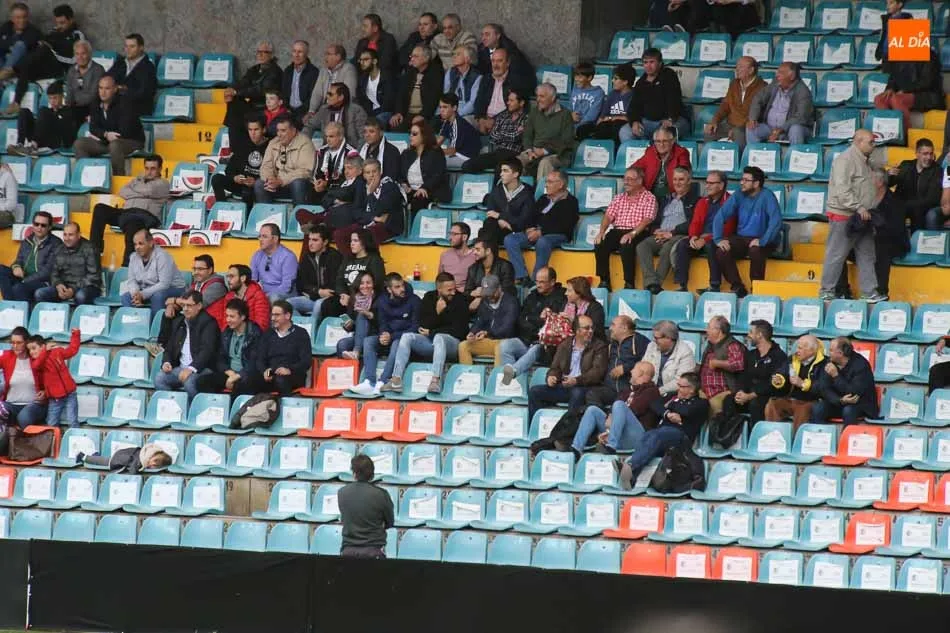 Foto 3 - El colista logra en el Helm&aacute;ntico su primera victoria liguera (0-1) y&nbsp;abre de nuevo la herida en...