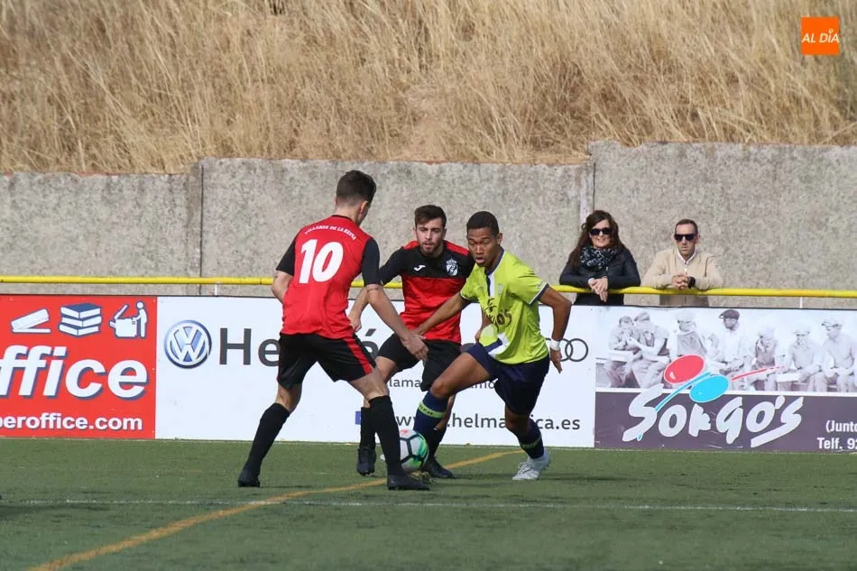 Una acción del encuentro entre el Helmántico y el Villares de la Reina. Fotos: Alberto Martín