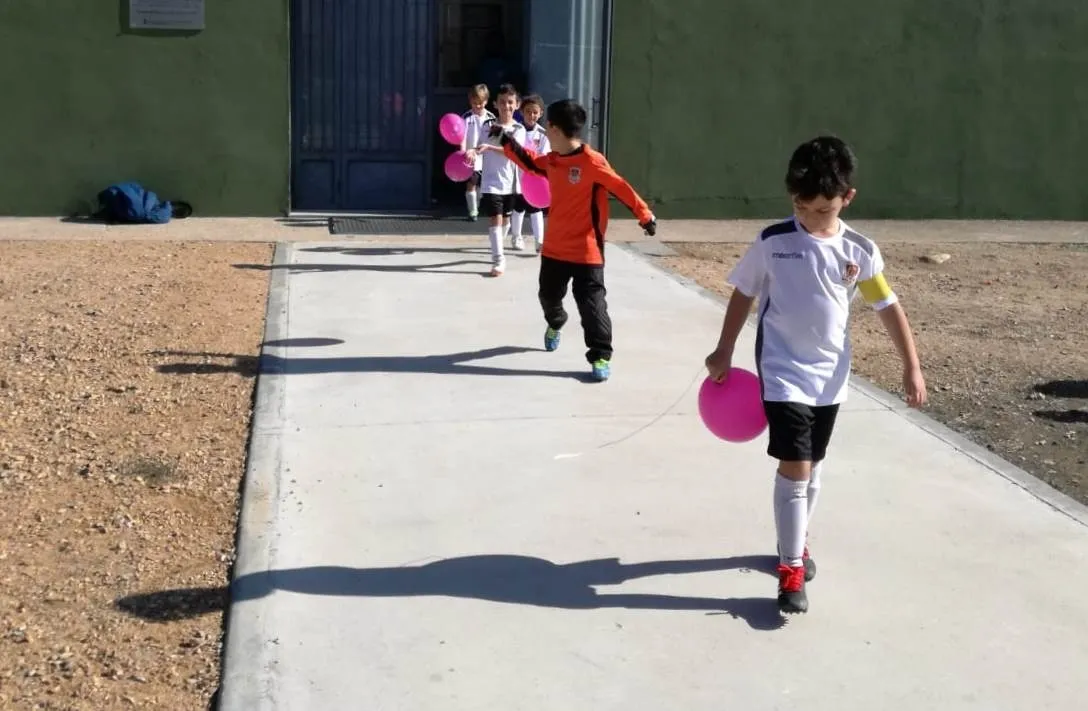 Foto 9 - Los m&aacute;s peques del Ciudad Rodrigo se unen al D&iacute;a contra el C&aacute;ncer de Mama  