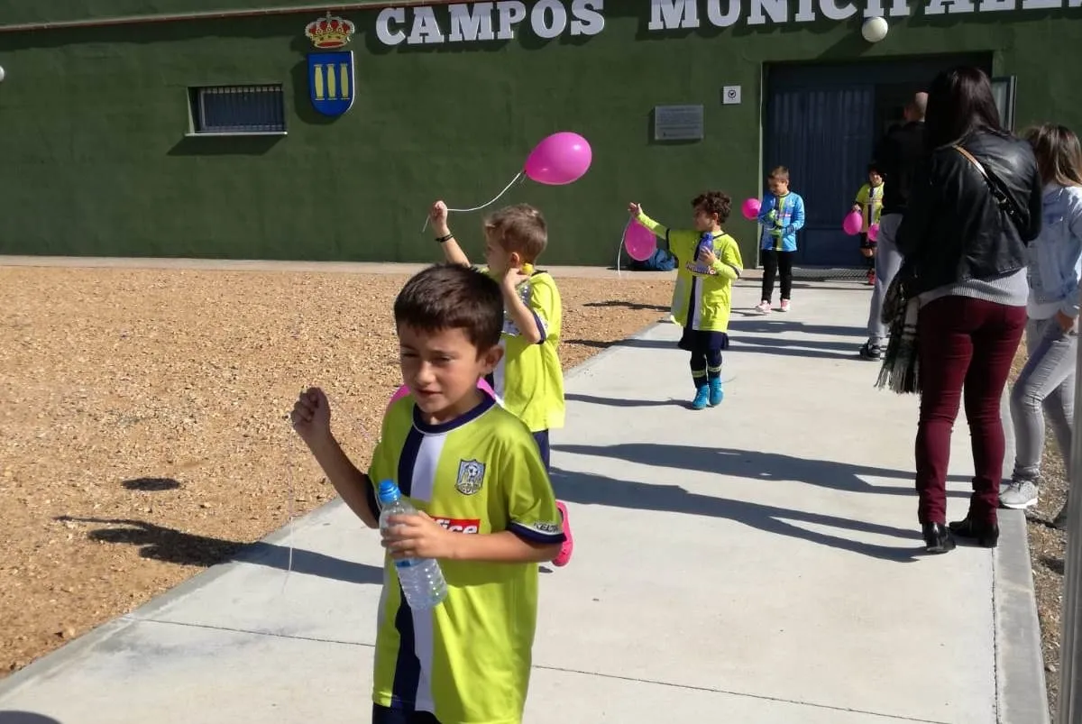 Foto 6 - Los m&aacute;s peques del Ciudad Rodrigo se unen al D&iacute;a contra el C&aacute;ncer de Mama  