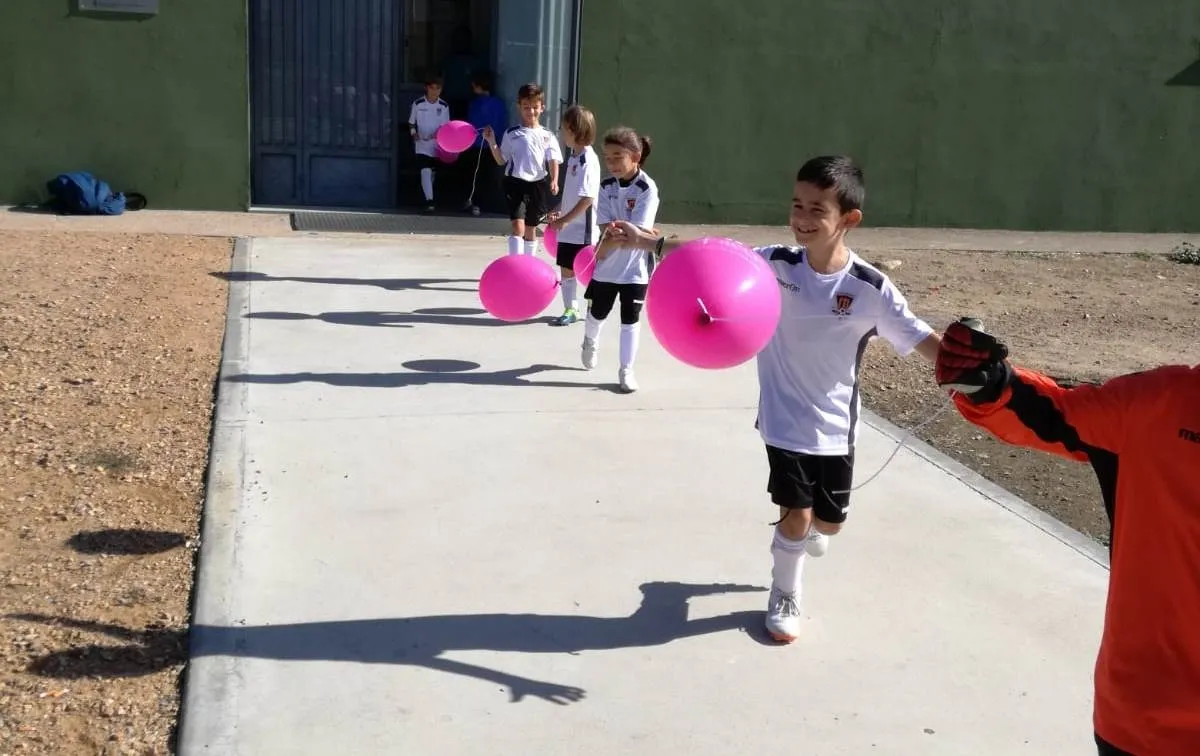 Foto 7 - Los m&aacute;s peques del Ciudad Rodrigo se unen al D&iacute;a contra el C&aacute;ncer de Mama  