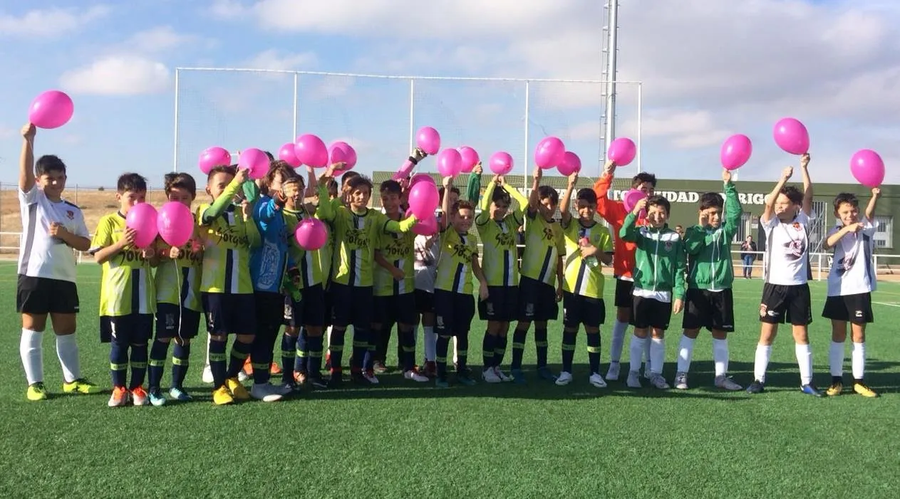 Foto 3 - Los m&aacute;s peques del Ciudad Rodrigo se unen al D&iacute;a contra el C&aacute;ncer de Mama  