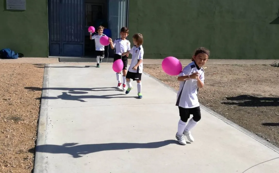 Foto 4 - Los m&aacute;s peques del Ciudad Rodrigo se unen al D&iacute;a contra el C&aacute;ncer de Mama  