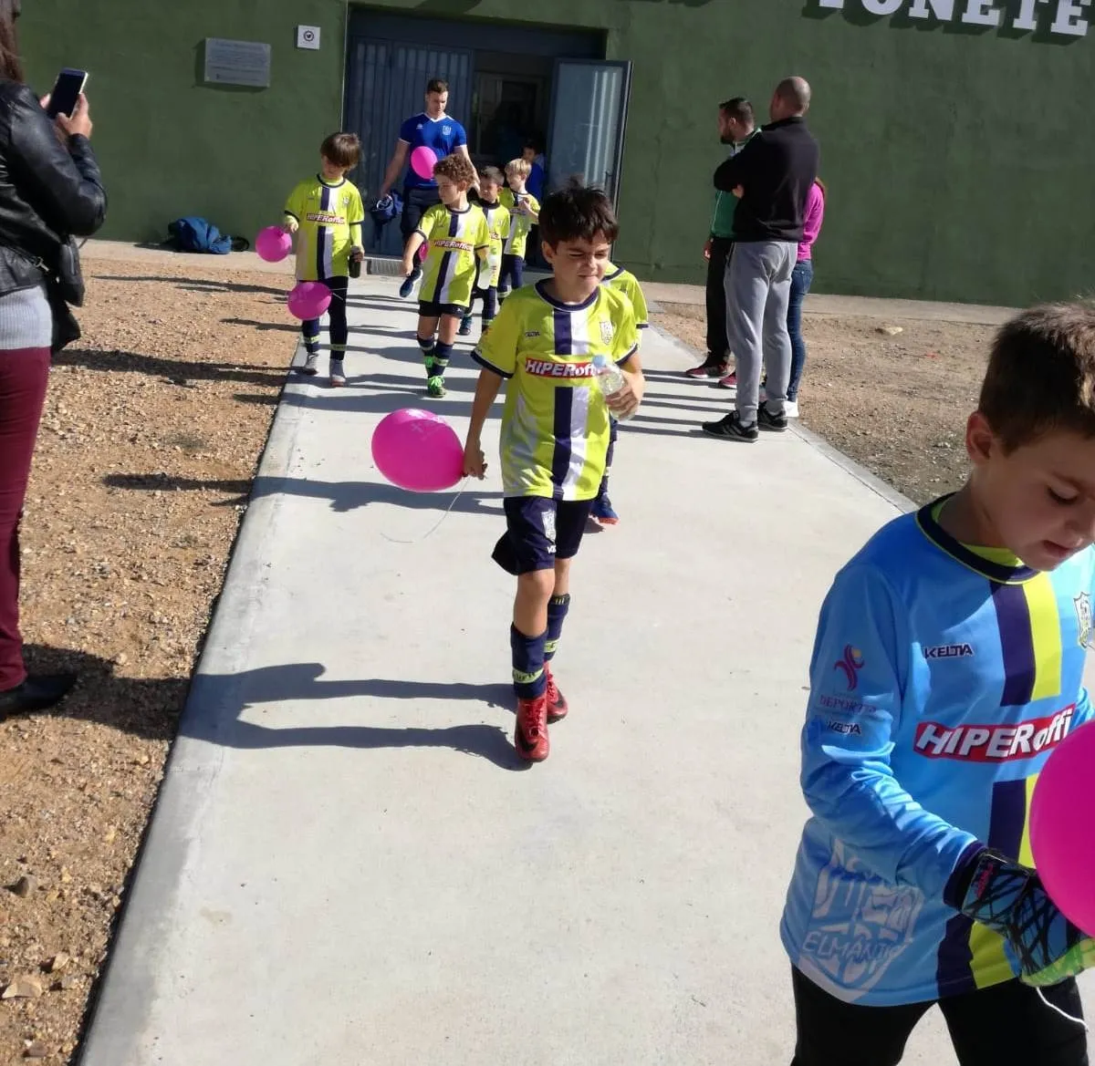 Foto 5 - Los m&aacute;s peques del Ciudad Rodrigo se unen al D&iacute;a contra el C&aacute;ncer de Mama  