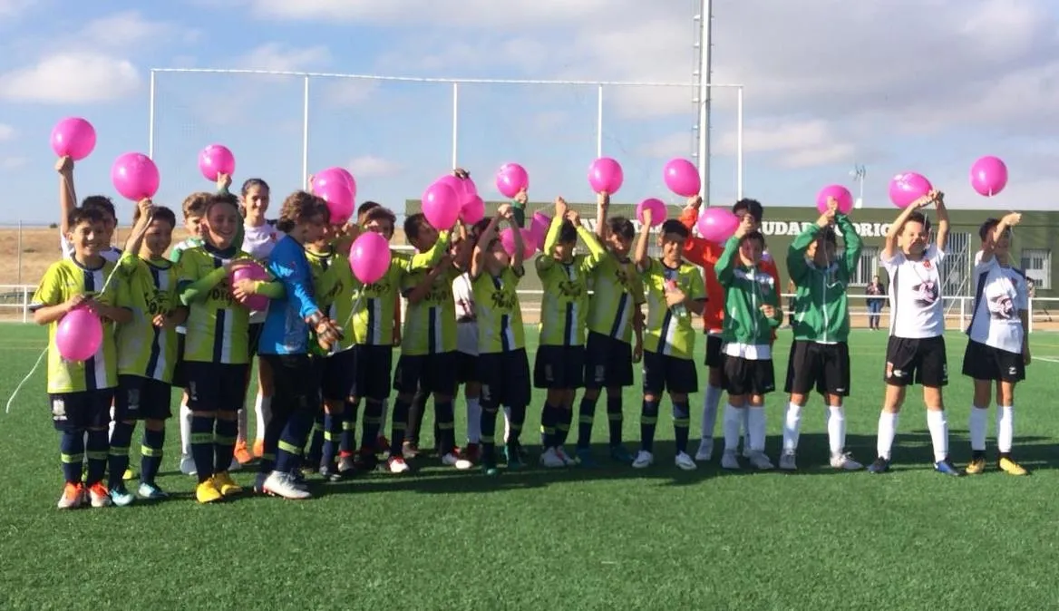 Foto 2 - Los m&aacute;s peques del Ciudad Rodrigo se unen al D&iacute;a contra el C&aacute;ncer de Mama  