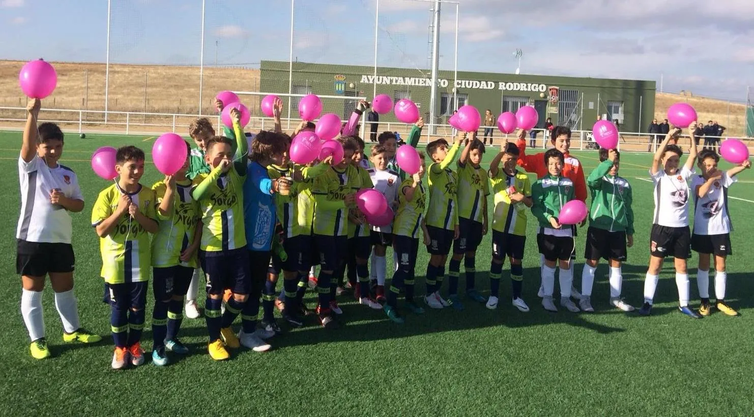 Los más peques del Ciudad Rodrigo se unen al Día contra el Cáncer de Mama  