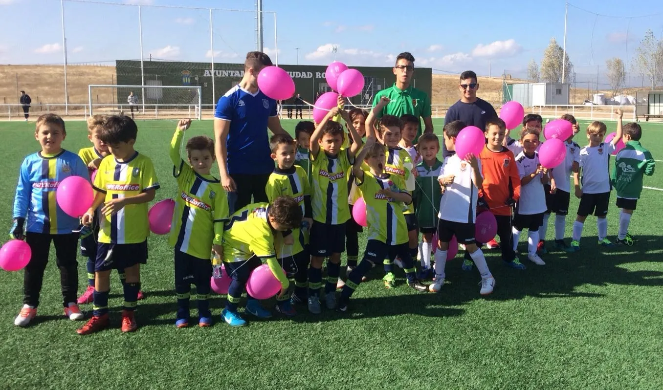 Foto 10 - Los m&aacute;s peques del Ciudad Rodrigo se unen al D&iacute;a contra el C&aacute;ncer de Mama  