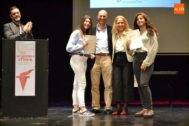 Foto 3 - La Award Ceremonies reconoce el potente nivel de ingl&eacute;s de los alumnos de la Academia L&iacute;der  