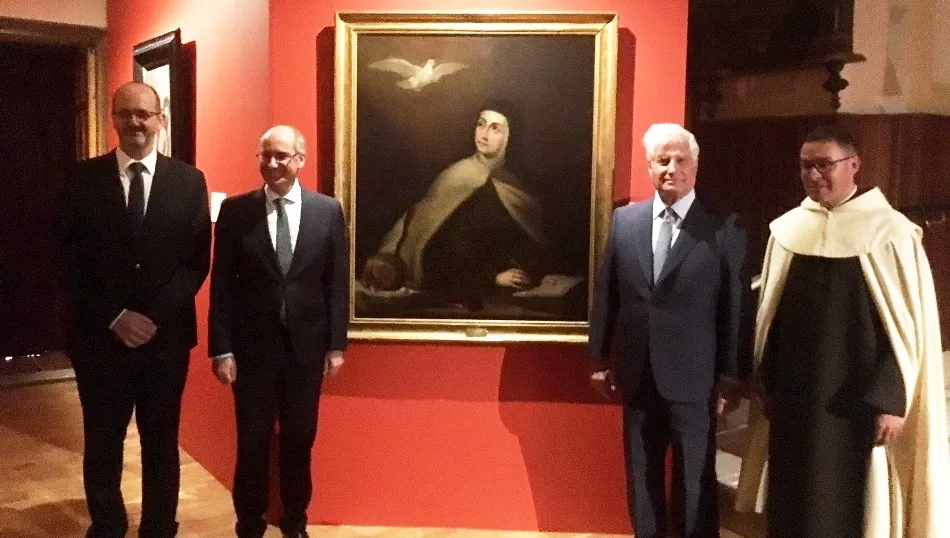 Visita a la exposición del Duque de Alba, Carlos Fitz-James-Stuart, junto al presidente de la Diputación, Javier Iglesias