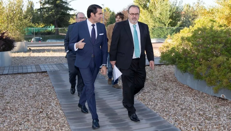 El consejero de Fomento y Medio Ambiente, Juan Carlos Suárez-Quiñones, junto al de Educación, Fernando Rey