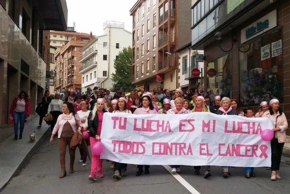 Foto 7 - En torno a&nbsp;1.300 personas salen a las calles de B&eacute;jar en la Marcha Rosa  