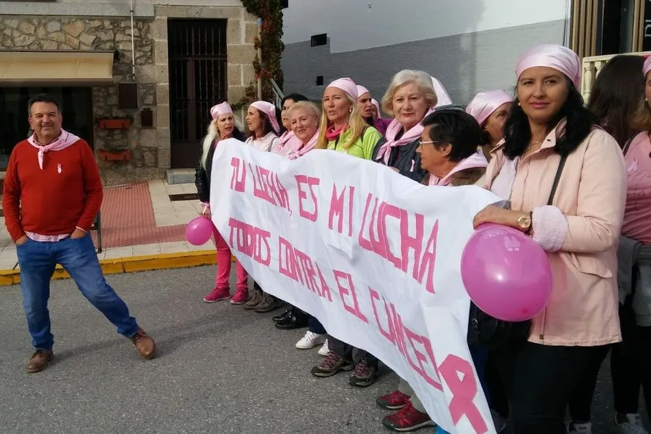 Foto 6 - En torno a&nbsp;1.300 personas salen a las calles de B&eacute;jar en la Marcha Rosa  