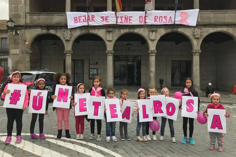 Foto 5 - En torno a&nbsp;1.300 personas salen a las calles de B&eacute;jar en la Marcha Rosa  