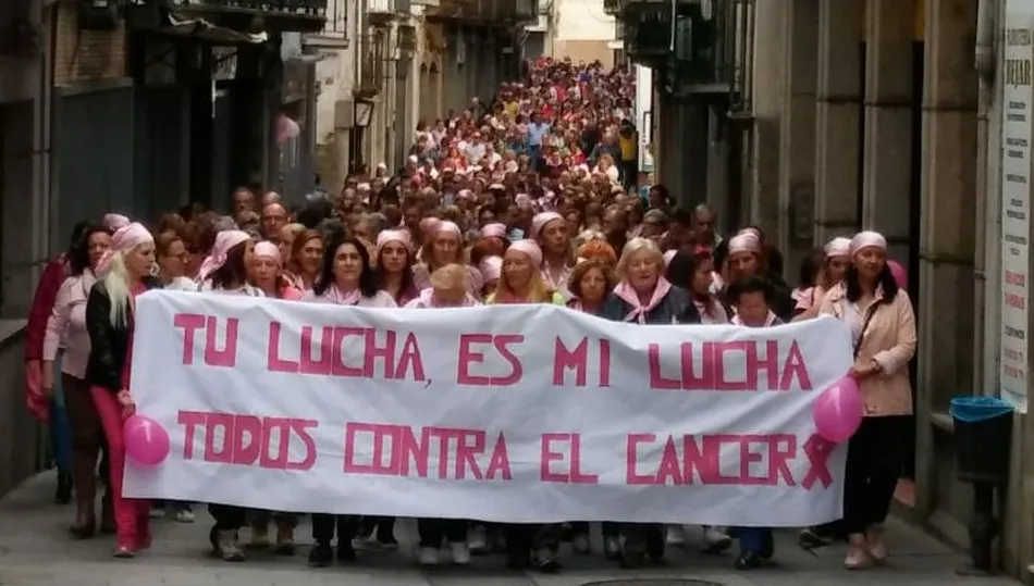 Foto 3 - En torno a&nbsp;1.300 personas salen a las calles de B&eacute;jar en la Marcha Rosa  