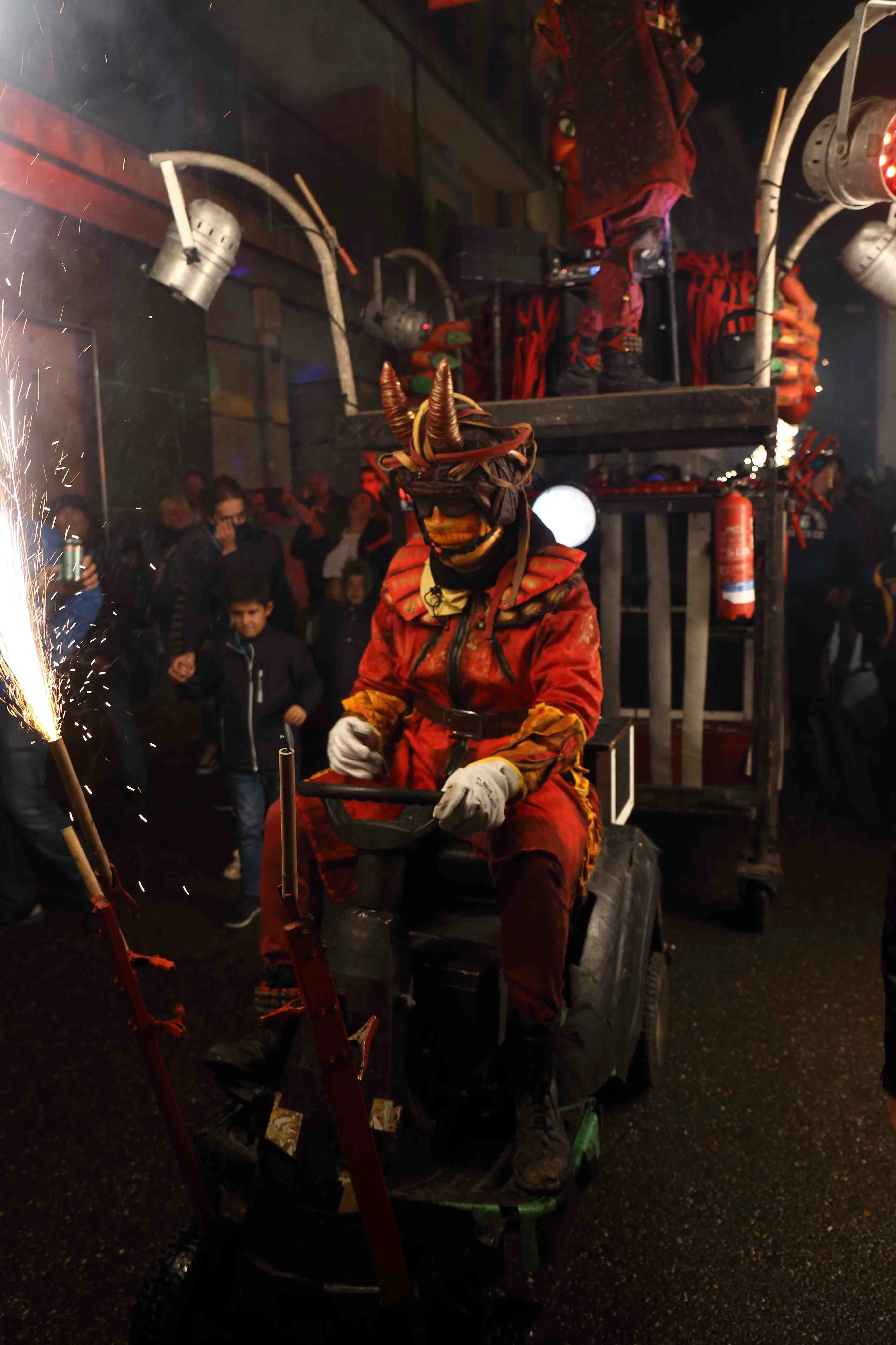 Foto 11 - Alba de Tormes volvi&oacute; a arder con el correfoc