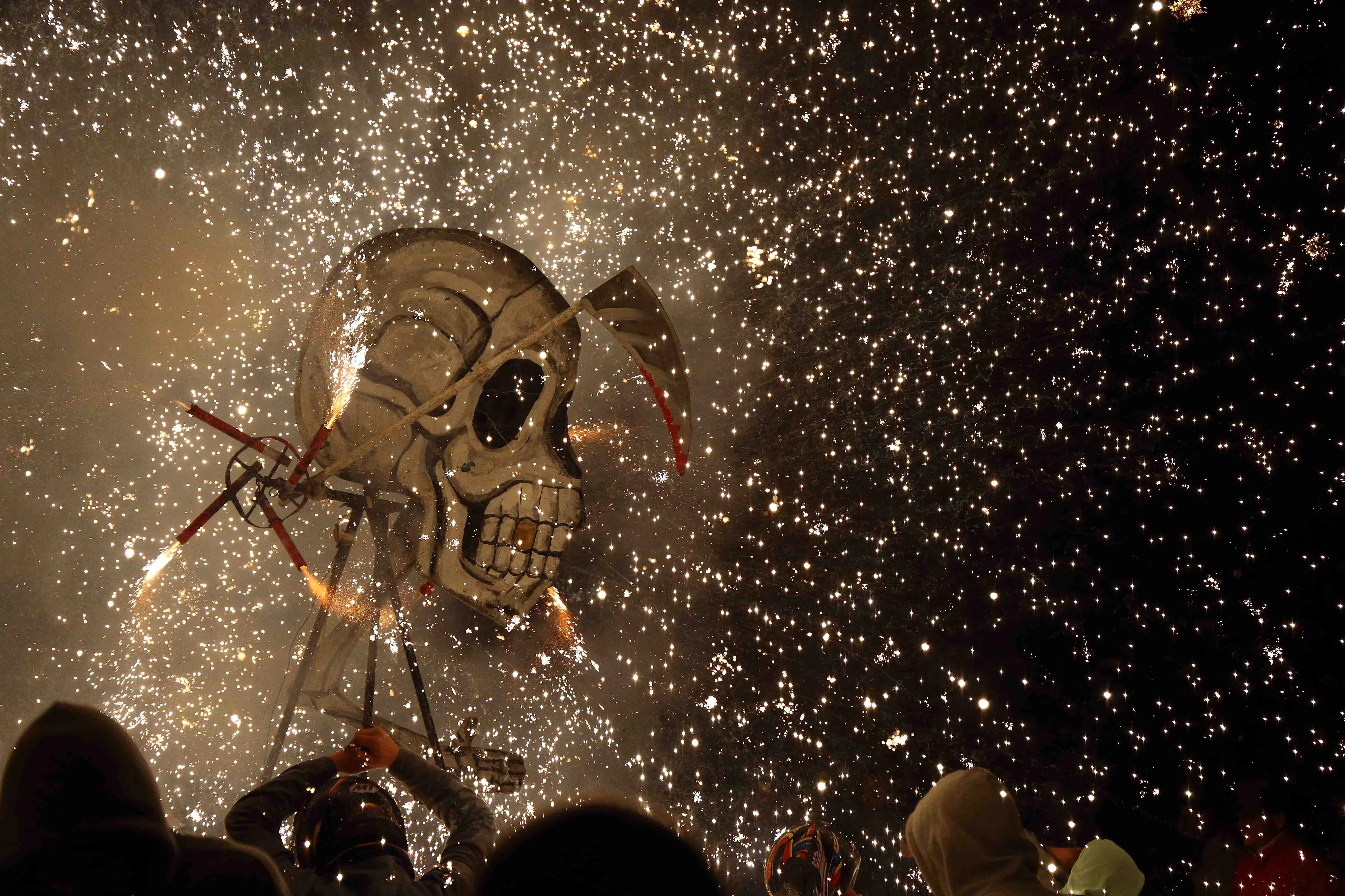 Foto 8 - Alba de Tormes volvi&oacute; a arder con el correfoc