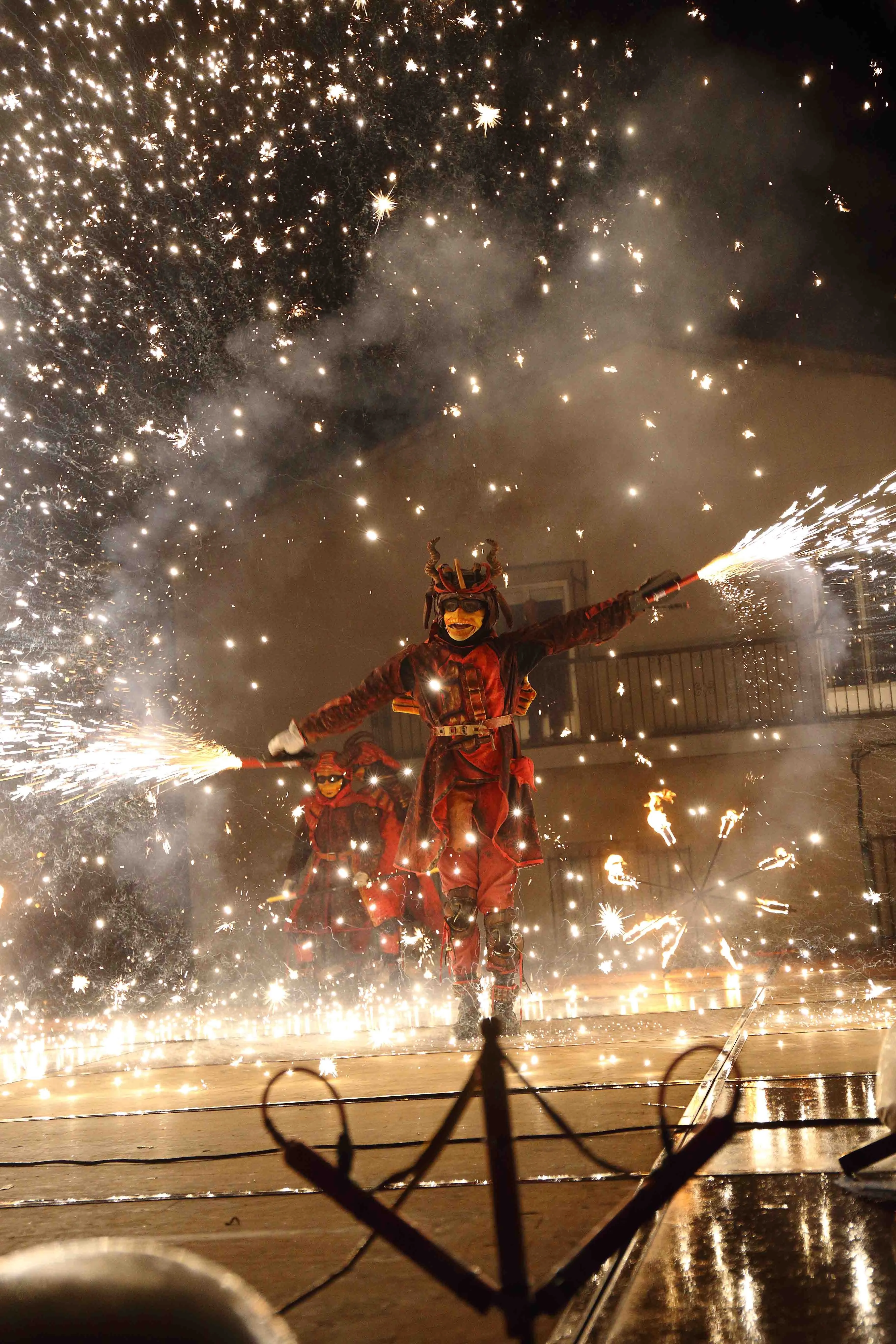 Foto 7 - Alba de Tormes volvi&oacute; a arder con el correfoc