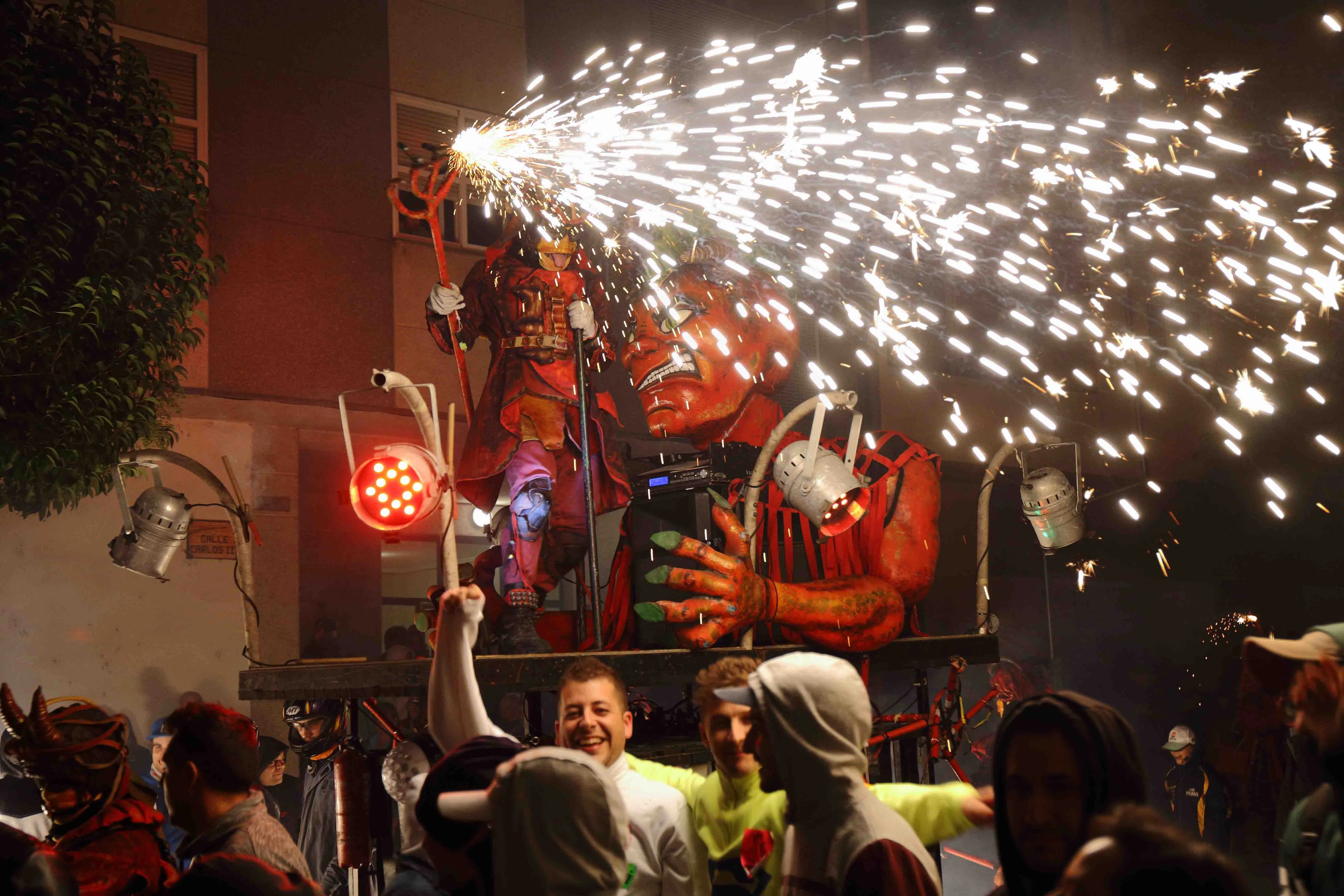 Foto 6 - Alba de Tormes volvi&oacute; a arder con el correfoc