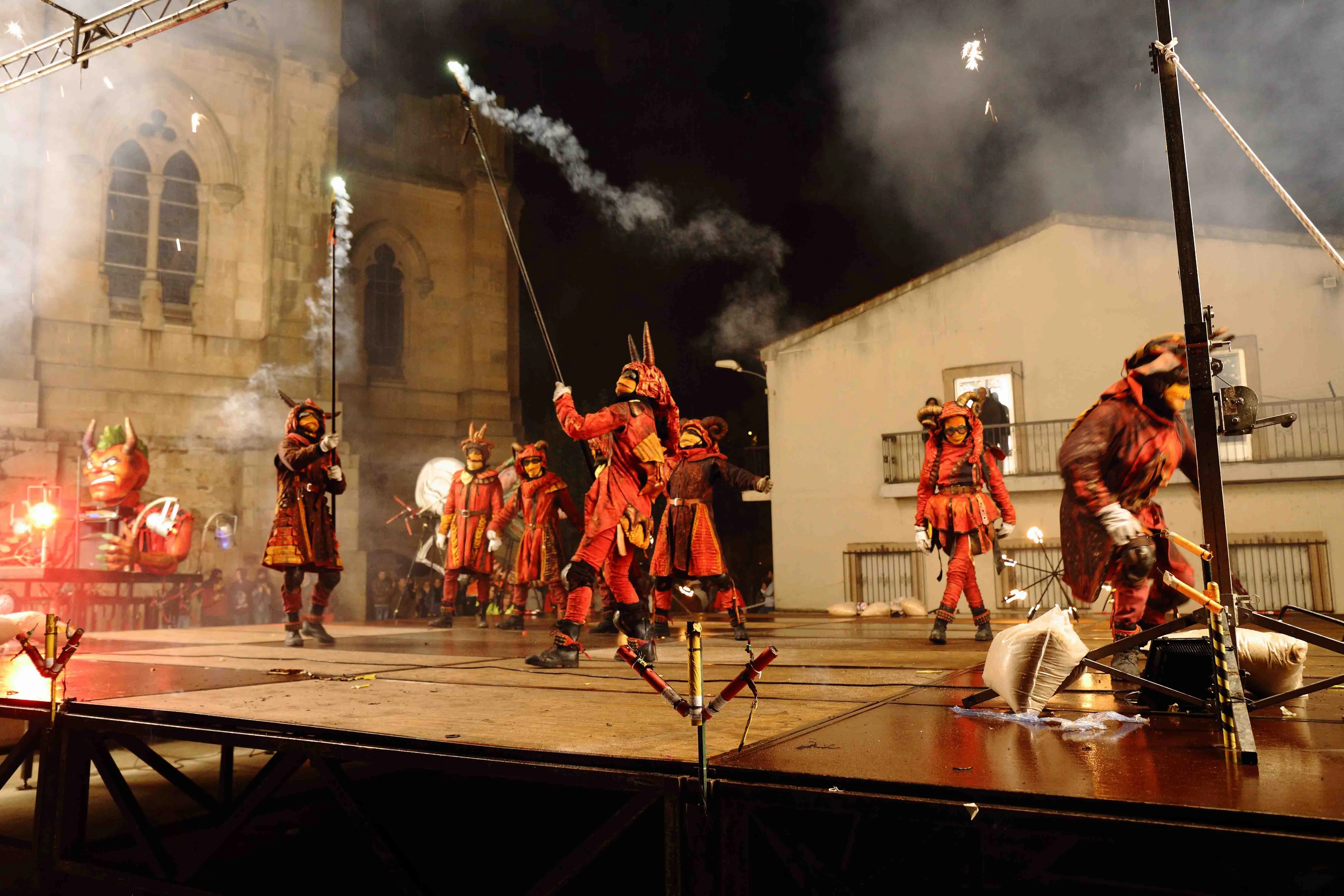 Foto 5 - Alba de Tormes volvi&oacute; a arder con el correfoc