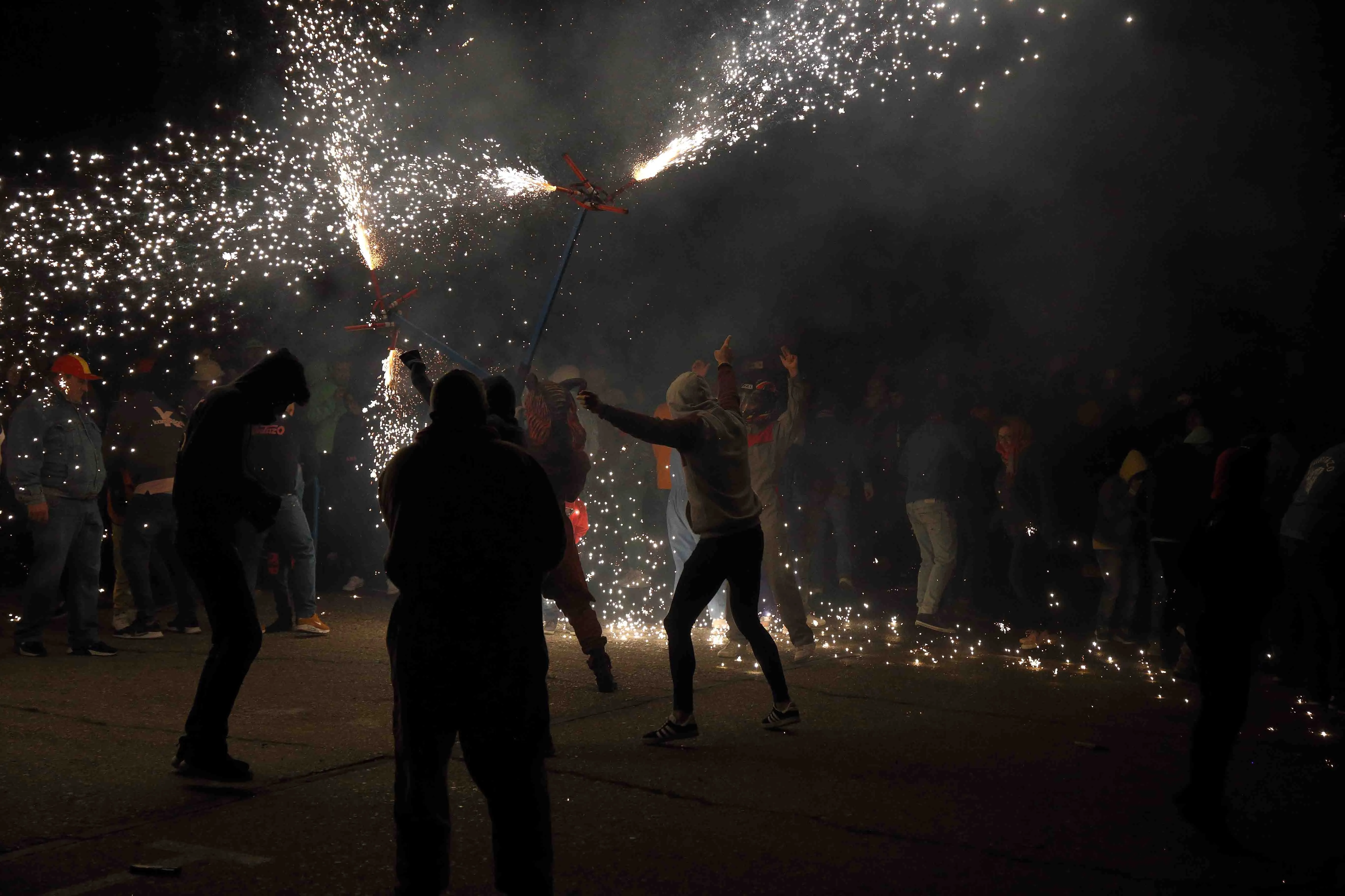 Foto 4 - Alba de Tormes volvi&oacute; a arder con el correfoc
