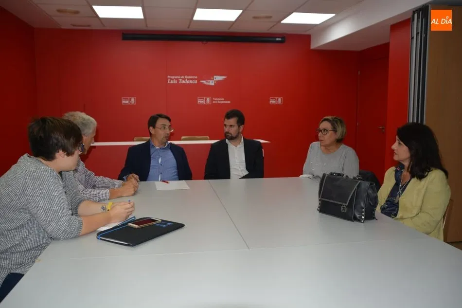 Foto 3 - Luis Tudanca respalda las reivindicaciones para mantener la Unidad de Foniatr&iacute;a y Logopedia    &nbsp;  
