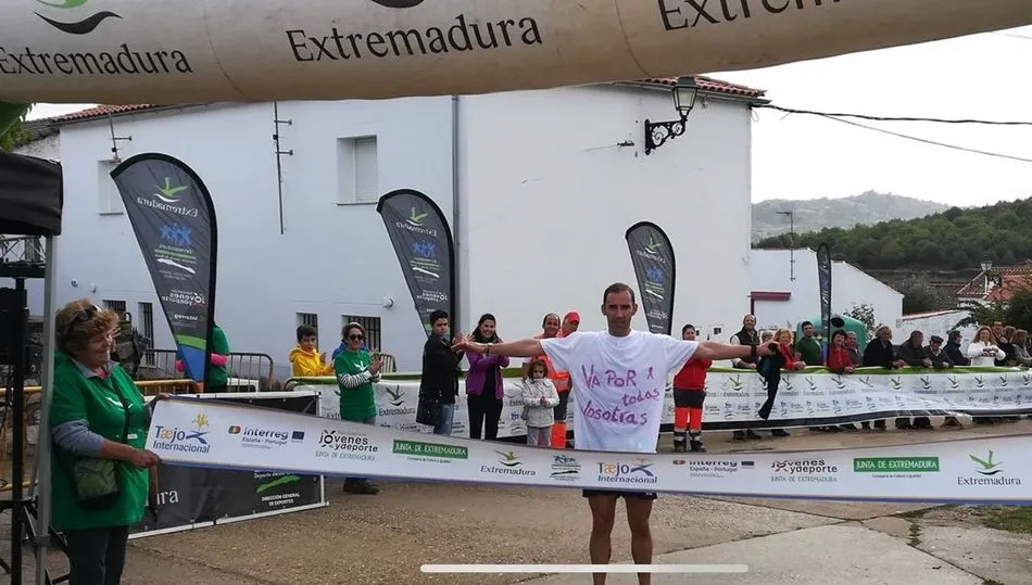 Ángel Miña entra el primero en la meta del Valentrail 14 km.