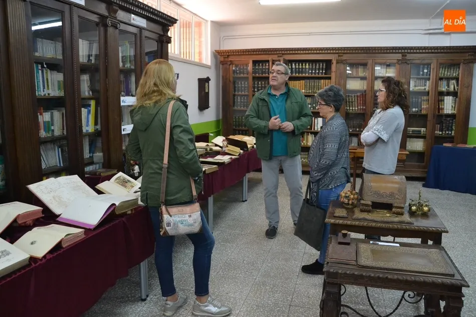 Foto 10 - Emilio Mart&iacute;n Serna explica a familias de alumnos la expo del 90&ordm; aniversario del IES Fray Diego  