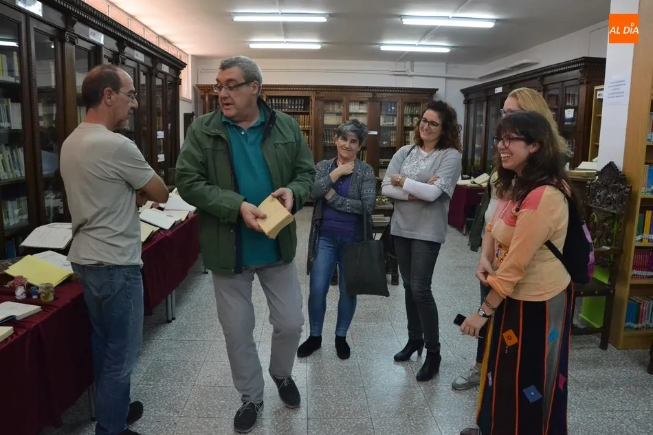 Foto 7 - Emilio Mart&iacute;n Serna explica a familias de alumnos la expo del 90&ordm; aniversario del IES Fray Diego  