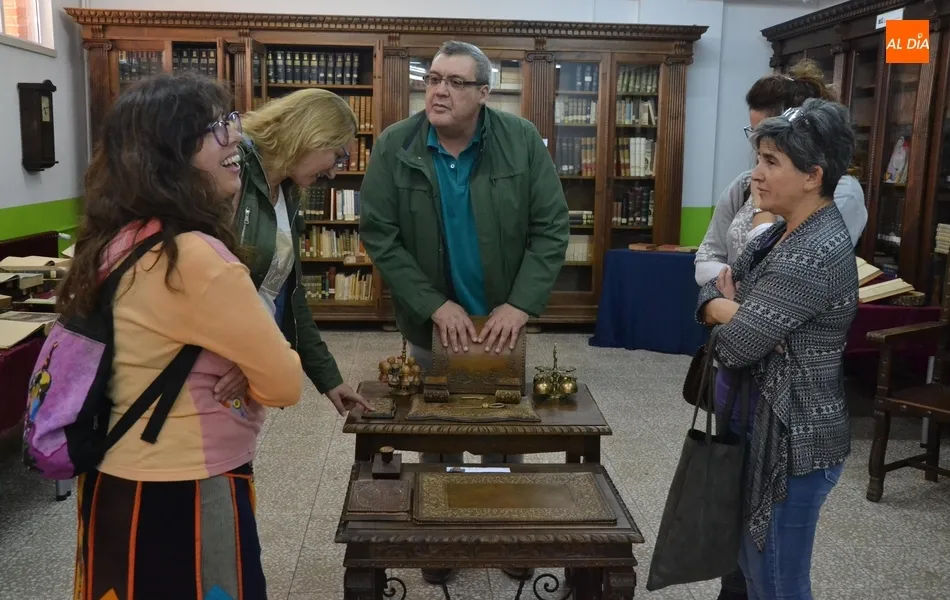 Emilio Martín Serna explica a familias de alumnos la expo del 90º aniversario del IES Fray Diego  