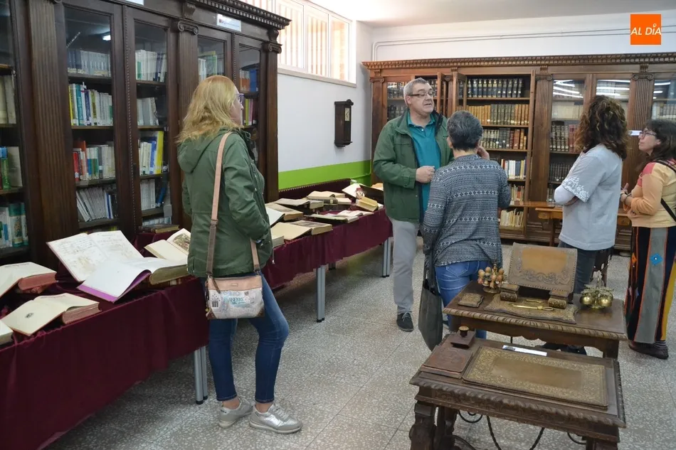 Foto 9 - Emilio Mart&iacute;n Serna explica a familias de alumnos la expo del 90&ordm; aniversario del IES Fray Diego  